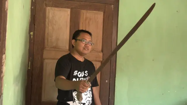 Masrukin dan pedang yang dulu digunakan mertuanya untuk membantai orang-orang yang dituduh PKI