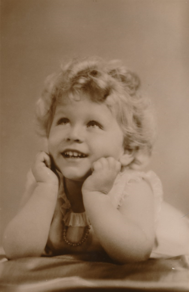 Una sonrisa real de Su Alteza Real Princesa Isabel, circa 1929, cuando la futura reina tenía unos tres años.