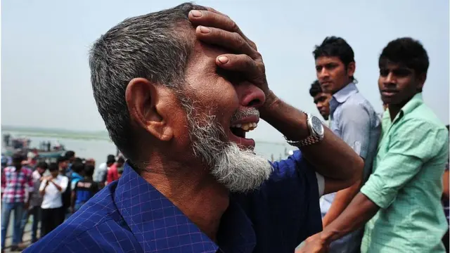 নৌ দুর্ঘটনায় বহু মানুষ পানিতে ডুবে মারা যান। এমনই এক দুর্ঘটনায় নিখোঁজ স্বজনের অপেক্ষায় আহাজারি।