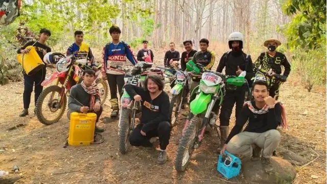 ทีมมอเตอร์ไซด์วิบากช่วยขนน้ำและอุปกรณ์ต่าง ๆ ไปดับไฟจากตีนดอยราว 2 กม.
