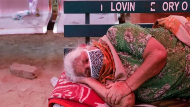 શિક્ષકોએ ફાળો ઉઘરાવી મોડાસાની સાર્વજનિક હોસ્પિટલમાં બાઇપેપ, મલ્ટી વર્ક મોનિટર ,ઓક્સિજન પમ્પ, ફાઉલર બેડ સાથેની સુવિધા વાળા આઠ બેડ મૂકાવ્યા જેથી જરૂરિયાતમંદને સારવાર મળી શકે.