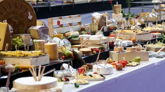Mesa de queijos no Mundial do Queijo de Tours