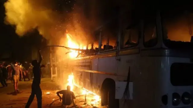 31 ਮਾਰਚ ਨੂੰ ਪ੍ਰਦਰਸ਼ਨਕਾਰੀਆਂ ਨੇ ਰਾਸ਼ਟਰਪਤੀ ਦੇ ਨਿਜੀ ਆਵਾਸ ਨੂੰ ਘੇਰ ਕੇ ਕਈ ਵਾਹਨਾਂ ਨੂੰ ਅੱਗ ਲਗਾ ਦਿੱਤੀ ਸੀ