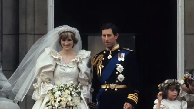 A princesa Diana vestidacasino que paganoiva e o príncipe Charles após seu casamento