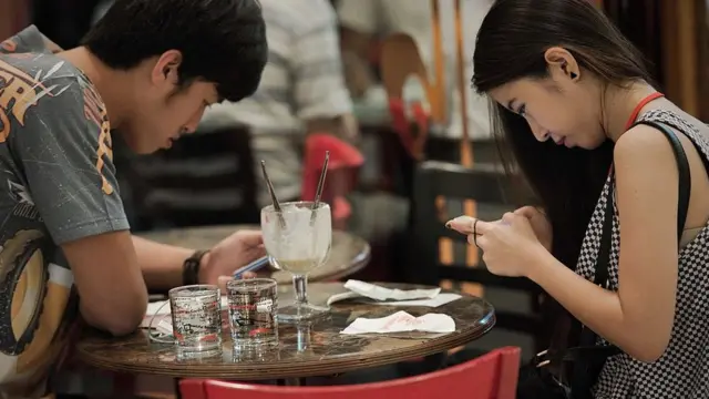 วัยรุ่นไทยใช้อินเทอร์เน็ตมือถือ