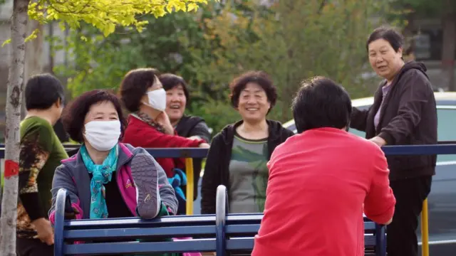 在河北安新县一广场晨练的人们