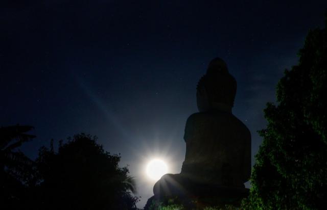 قمر تموز بالقرب من تمثال بوذا في بوكيت في تايلاند