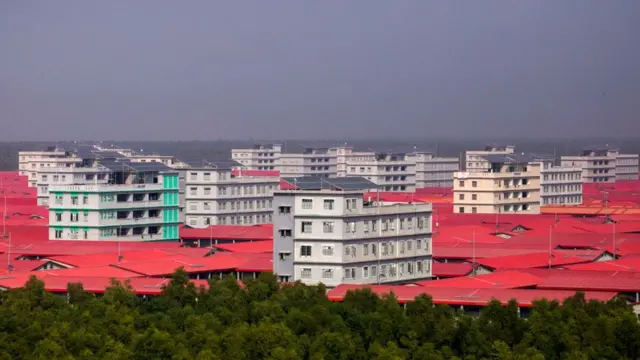 দ্বীপে ১২০টি সাইক্লোন শেল্টার তৈরি করা হয়েছে যাতে আশ্রয় নিতে পারবে ১ লাখ ২০ হাজার মানুষ।