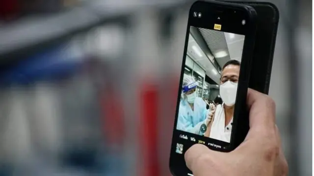 การถ่ายเซลฟี่ตัวเองขณะรับวัคซีน มีให้เห็นอยู่บ่อย ๆ ในรอบสัปดาห์ที่ผ่านมา