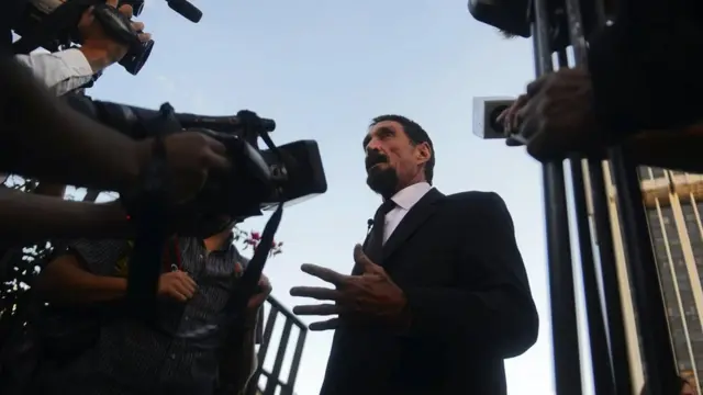 Джон Макафі розмовляє з журналістами біля Верховного суду у Гватемалі