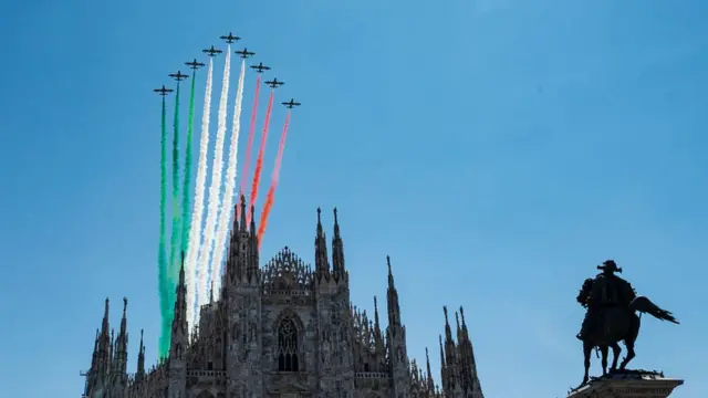 Пилотажная группа Frecce Tricolore совершила пролет над городом