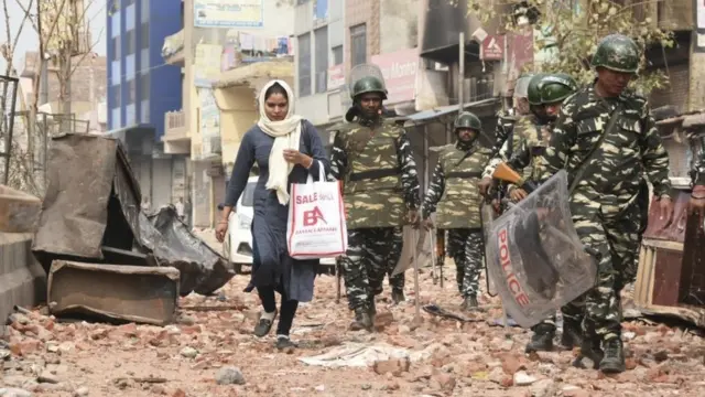 டெல்லியில் வன்முறை: ட்வீட் செய்வதை தவிர கெஜ்ரிவாலால் வேறு எதாவது செய்ய முடியுமா?