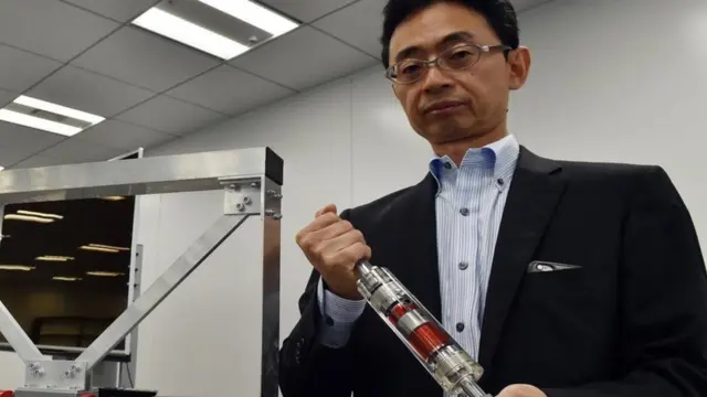 مهندس معماري يعرض صماماً يعمل بالزيت