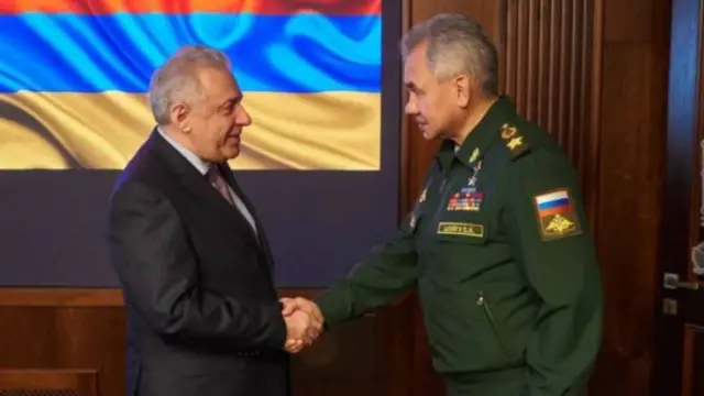 Ermənistan və Rusiya müdafiə nazirləri Ermənistan-Azərbaycan sərhədindəki vəziyyəti müzakirə ediblər