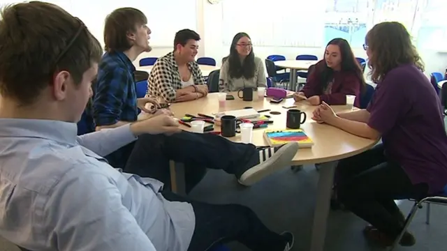 ఒంటరితనాన్ని జయించే క్రమంలో హన్నా 'ఫాస్ట్ ఫ్రెండ్స్' అనే సంస్థకు తన వంతు సేవలందిస్తున్నారు