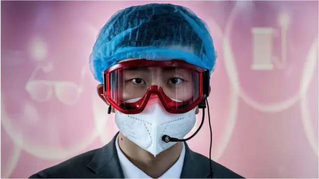疫情之中,北京一位机场工作人员。