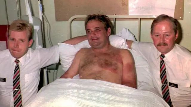 El piloto, Tim Lancaster, se recuperó en el hospital de Southampton. En la foto aparece junto a Simon Rogers (a la izquierda) y Nigel Ogden (a la derecha).