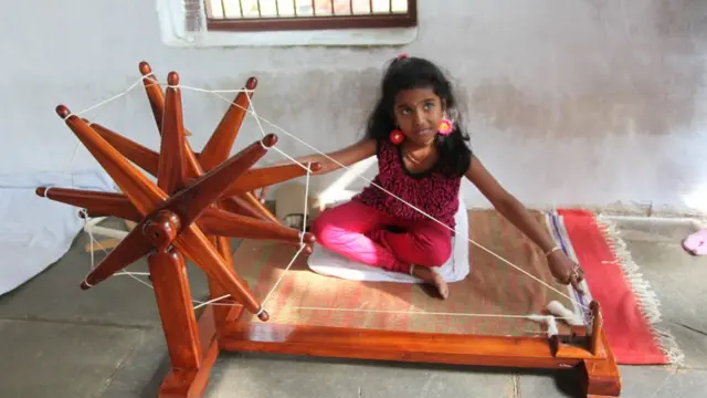 ગાંધી આશ્રમમાં આવેલા મુલાકાતીઓ