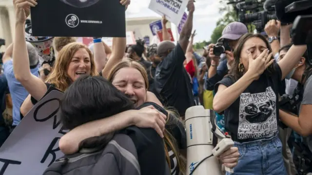 गर्भपातावर बंदीचं समर्थन करणाऱ्या कार्यकर्त्या सुप्रीम कोर्टाच्या निर्णयानंतर जल्लोष करताना