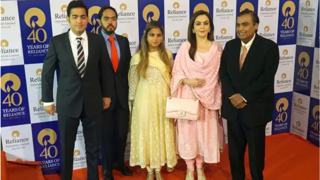 સપરિવાર મુકેશ અંબાણી