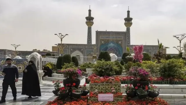 नादिर शाह मशहद पर क़ब्ज़ा पूरा होते ही इमाम रज़ा के मज़ार पर हाज़िरी देने के लिए गए और ज़मीन चूम कर अपनी सफलता के लिए उन्हें धन्यवाद दिया. बाद में उन्होंने उसके गुंबद की सजावट में भी इज़ाफ़ा किया और एक नई मीनार का निर्माण भी कराया जो आज भी क़ायम है.