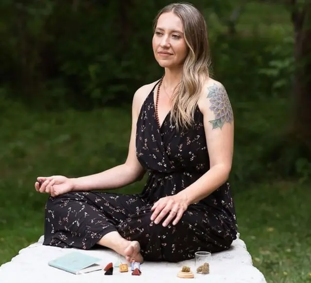 ఫేస్‌బుక్‌లో గంజాయి వాడే తల్లుల గ్రూపులు ఉన్నాయి.