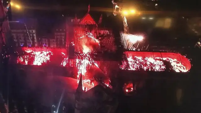 Toma aérea del techo de la catedral quemándose.