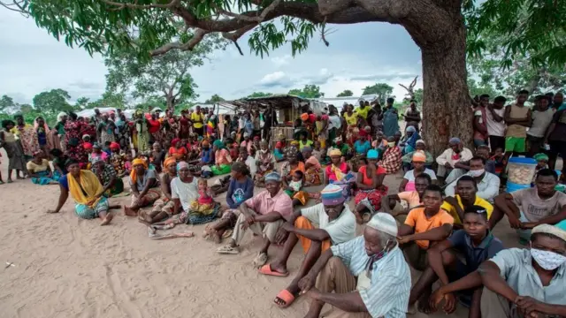 Un groupe de personnes déplacées dans le nord du Mozambique.