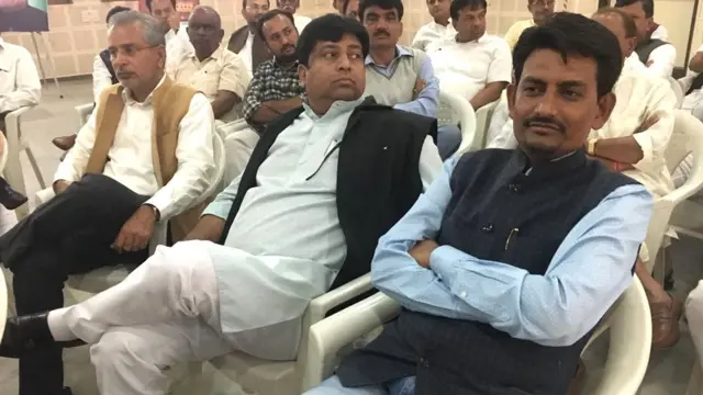 કોંગ્રેસના નવાચૂંટાયેલા ધારાસભ્યોની બેઠકમાં ઓબીસી નેતા અલ્પેશ ઠાકોરની તસવીર