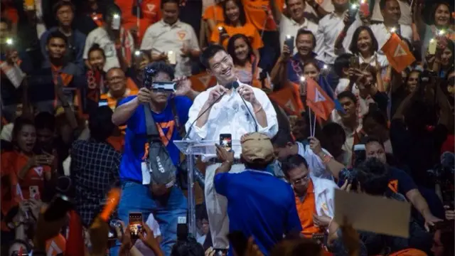 นายธนาธร จึงรุ่งเรืองกิจ บนเวทีปราศรัยปิดของพรรคอนาคตใหม่ เมื่อ 22 มี.ค. 2562