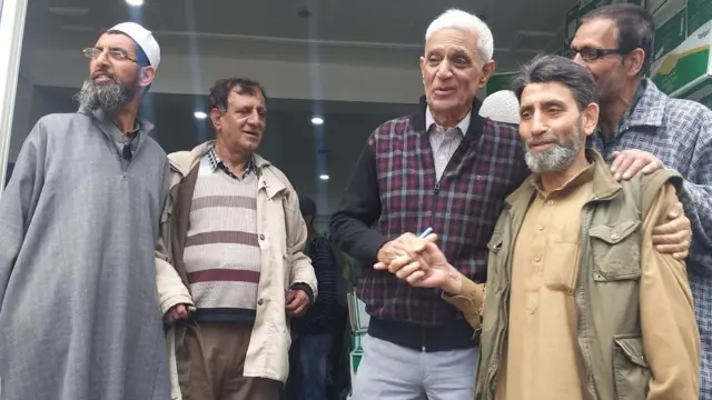 শ্রীনগরে একটি কাশ্মীরি হিন্দু পন্ডিত পরিবারের সঙ্গে স্থানীয় সুন্নি মুসলিম বন্ধুরা