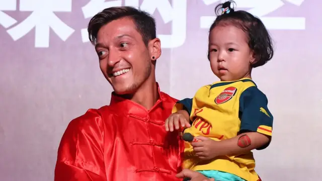 Mesut Özil 2017'de takımı Arsenal ile Çin'i ziyaret etmişti