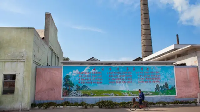 2012년 촬영된 함경남도 함흥에 위치한 질소비료 공장