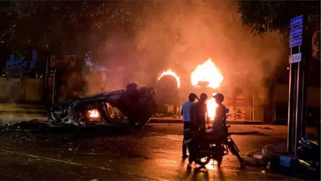 পদত্যাগকারী প্রধানমন্ত্রী মাহিন্দা রাজাপাকশার রাষ্ট্রীয় বাসভবনের সামনে একটা বাসে আগুন ধরিয়ে দেয়া হয়