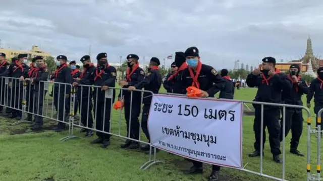 เจ้าหน้าที่หลังแผงกั้น