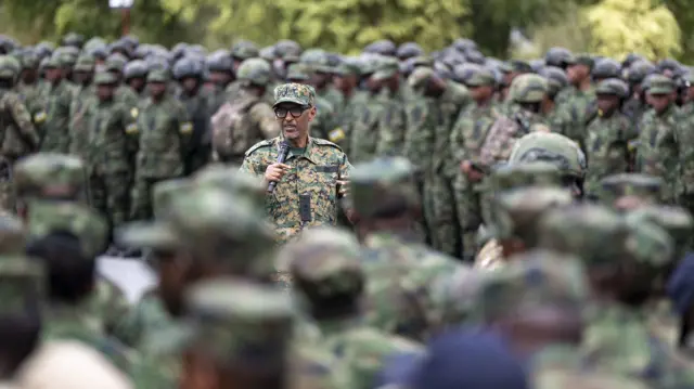 Perezida Kagame aganira n'abasirikare i Gabiro kuwa kane 