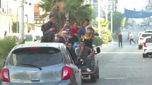 عائلة مع أطفالها.