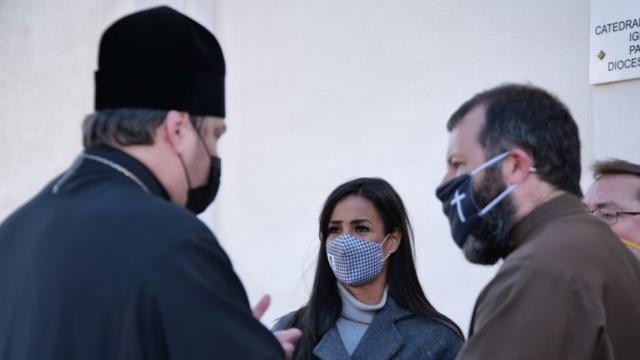 Вице-мэр Мадрида Бегония Вильясис обсуждает с арихепископом Мадридским и Лиссабонским Нестором и протоиереем Андреем Кордочкиным (справа) военный конфликт на Украине и вопросы организации помощи украинским беженцам.