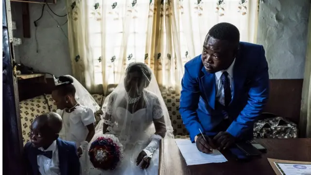 মানি ওয়াইফ রাখা সামাজিক মর্যাদার বিষয় হয়ে দাঁড়ানোয় আর এই প্রথা বিলুপ্তির কোন আভাস দেখা যাচ্ছেনা।