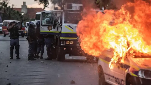 Una protesta por inequidad en Sudáfrica termina con un automóvil incendiado
