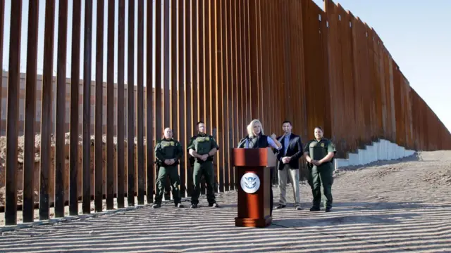 美国国土安全部部长基尔斯滕·尼尔森(Kirstjen Nielsen)2018年参观已经建造完毕的美墨边境隔离墙。