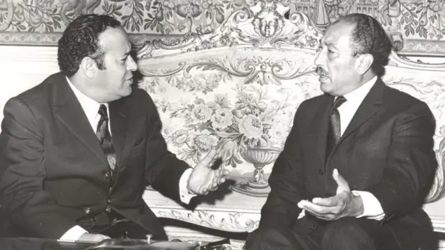 من أحد لقاءات العيني مع أنور السادات