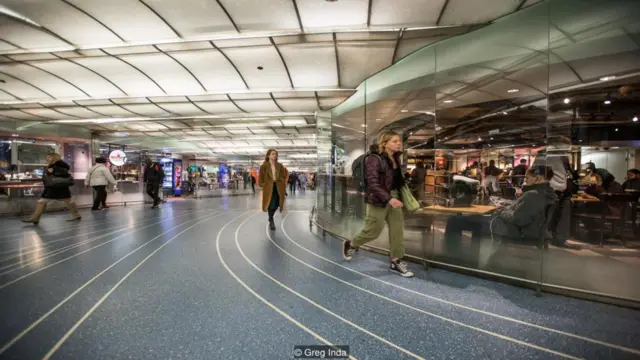 Gente caminando por el Pedway