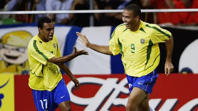 Denílson (à esquerda) comemora com Ronaldo um gol na Copa do Mundopixbet santos2002