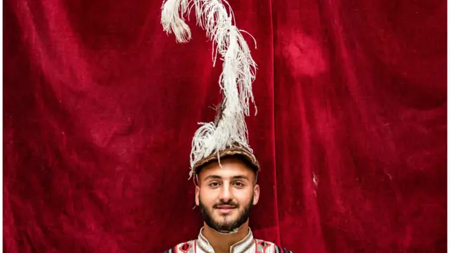 شاب أشوري بالزي التقليدي خلال احتفالات أكيتو في بلدة القحطانية شمال سوريا