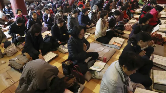 Estas devotas mujeres rezan en un templo de Seúl para que sus familiares obtengan buenos resultados en el examen anual de acceso a la universidad.