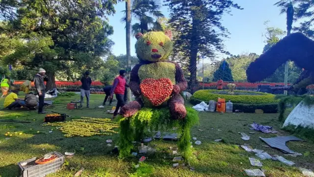பழங்களால் ஆன ராட்சத கழுகு, பாண்டா கரடி, தாஜ்மகால்
