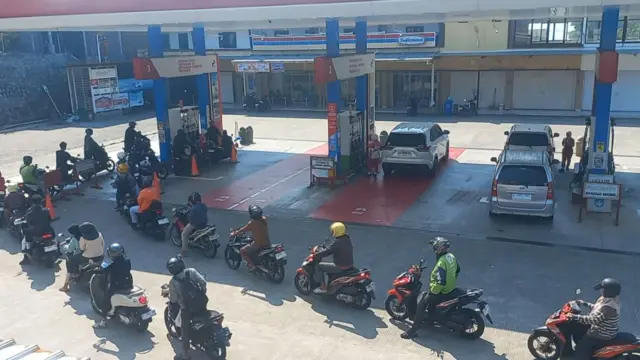 Suasana SPBU Silayur Ngaliyan Kota Semarang, Kamis (11/06). Antrean operator Pertalite nampak mengular, sementara Pertamax hanya satu atau dua kendaraan.