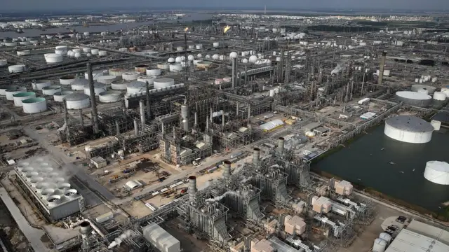 Houston'daki bir petrol rafinerisi. Rafinerilerin sular altında kalması nedeniyle petrol fiyatları son iki yılın zirvesinde.