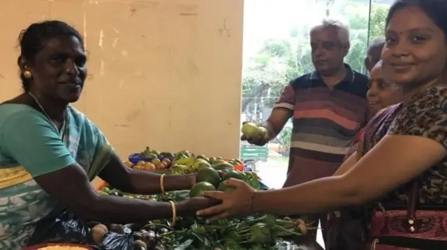 கிராம சந்தை அனுபவம் தரும் இயற்கை விவசாய பெண்கள்